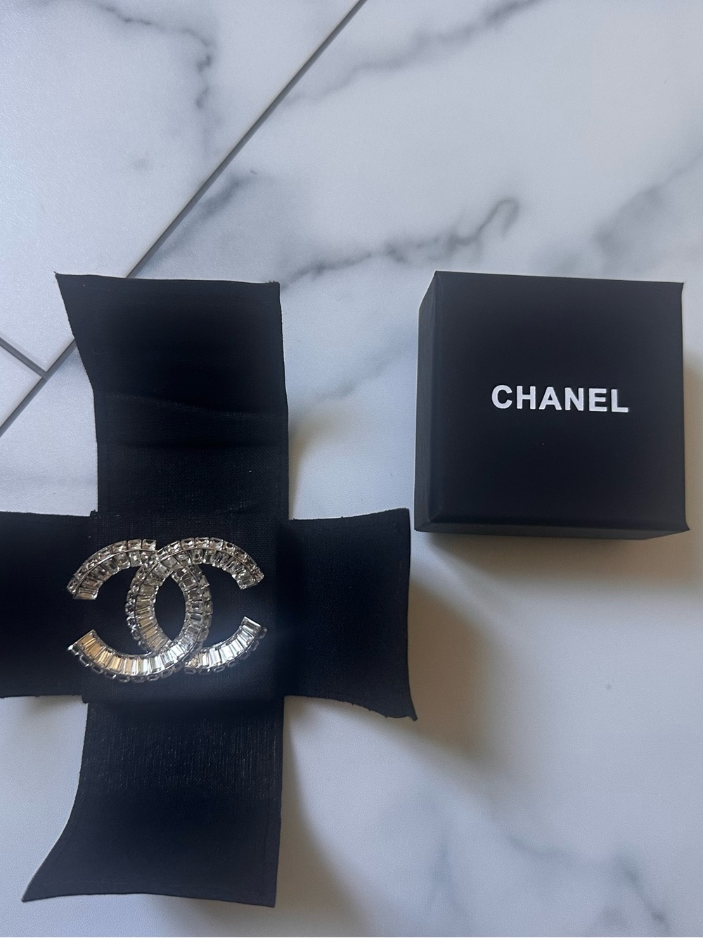 Chanel crystal brooch - Picture 3 of 13
